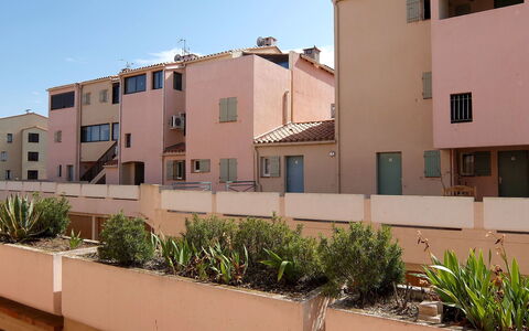 Les Terrasses Fleuries: Plante, Himmel, Bygning, Ejendom, Vindue, Azure, Hus, Kvarter, Ejerlejlighed, Urban Design