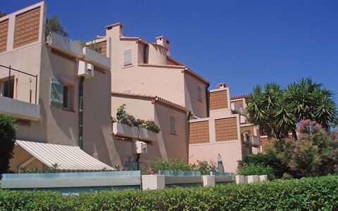 Les Terrasses Fleuries: Plante, Himmel, Bygning, Ejendom, Vindue, Hus, Land Lot, Træ, Urban Design, Arecales