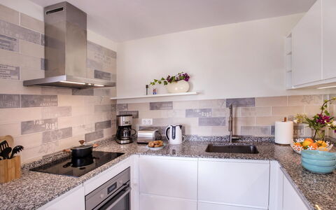 Villa El Camino: Countertop, Cabinetry, Køkken, Håndvask, Køkken Apparat, Komfur, Husholdningsapparat, Bygning, Indretning, Emhætte