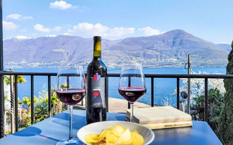 Brissago 724: Drinkware, Bord, Møbel, Bjergkæde, Vin, Barware, Restaurant, Glasservice, Hav