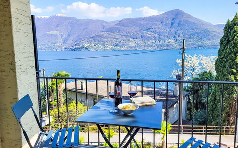 Brissago 724: Møbel, Udendørs Møbler, Stol, Coastal Og Oceaniske Landskabsformer, Altan, Udendørs Bord, Hav, Bjergkæde, Kyst, Skygge