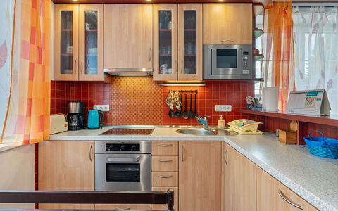 Zásada: Køkken, Køkken Apparat, Countertop, Cabinetry, Større Bandage, Indretning, Møbel, Træ, Gulvbelægning, Køkkenvask