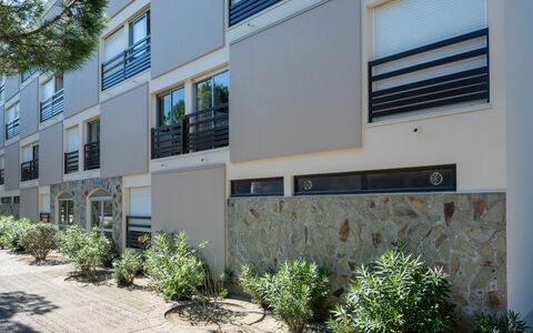 Saint Cyprien 580: Plante, Daytime, Bygning, Vindue, Arkitektur, Land Lot, Urban Design, Rektangel, Line, Skygge