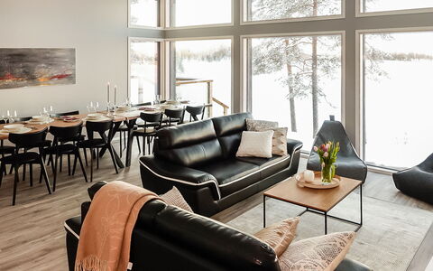 Villa Kallas: Møbel, Indretning, Gulvbelægning, Træ, Etage, Stol, Couch, Bord, Trægulve, Stue