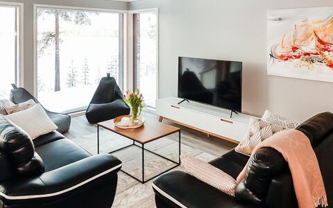 Villa Kallas: Møbel, Indretning, Gulvbelægning, Couch, Stue, Etage, Belysning, Værelse, Hjem, Television
