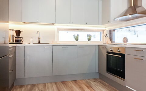 Villa Kallas: Gulvbelægning, Køkken Apparat, Køkken, Indretning, Countertop, Træ, Større Bandage, Cabinetry, Loft, Etage