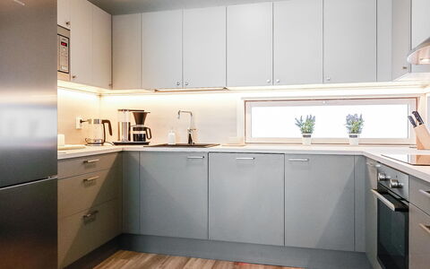 Villa Kallas: Køkken, Køkken Apparat, Countertop, Cabinetry, Indretning, Gulvbelægning, Større Bandage, Træ, Møbel, Lysarmatur
