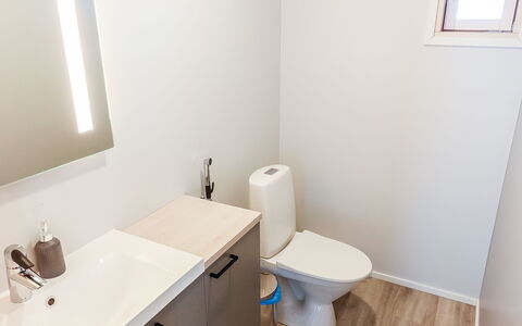 Villa Kallas: Toiletbræt, Sanitærarmatur, Gulvbelægning, Badeværelse, Etage, Toilet, Indretning, Badeværelsesvask, Håndvask, Badeværelsesskab