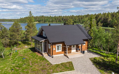 Villa Tunturisopuli: Møbel, Stol, Udendørs Møbler, Bord, Træ, Udendørs Bord, Køkken & Spisebord, Skygge, Have, Paraply
