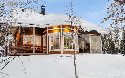 Villa Tunturisopuli: Møbel, Stol, Udendørs Møbler, Bord, Træ, Udendørs Bord, Køkken & Spisebord, Skygge, Have, Paraply