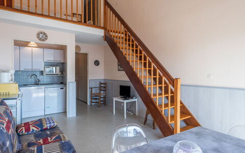 Résidence les Dunes: Møbel, Ejendom, Cabinetry, Bord, Bygning, Træ, Indretning, Reol, Trappe, Gulvbelægning