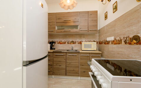 Balatonbereny 600: Cabinetry, Træ, Bygning, Belysning, Indretning, Køkken, Gulvbelægning, Countertop, Etage, Hus