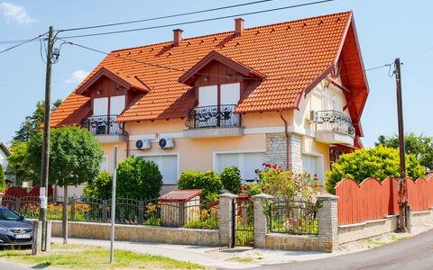 Balatonbereny 600: Bygning, Vindue, Hus, Boligområde, Hjem, Facade, Tag, Kvarter, Arkitektur, Menneskelig Bosættelse