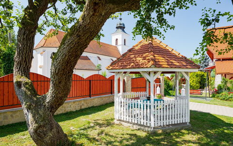 Balatonbereny 600: Hus, Tag, Have, Gård, Lawn, Landscaping, Hacienda, Indkørsel, Backyard, Villa