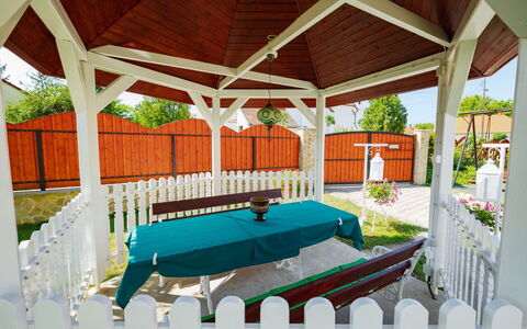Balatonbereny 600: Udendørs Struktur, Skygge, Veranda, Have, Gazebo, Pavilion, Backyard, Baldakin, Gård, Eco Hotel