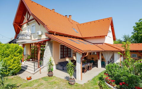 Balatonbereny 600: Bygning, Hus, Tag, Hjem, Boligområde, Facade, Arkitektur, Sommerhus, Dør, Markise