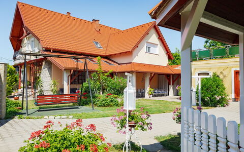 Balatonbereny 600: Bygning, Hus, Boligområde, Hjem, Tag, Facade, Arkitektur, Sommerhus, Markise