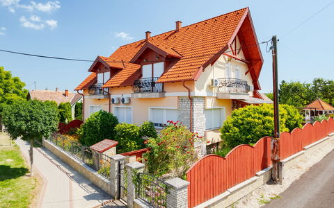 Balatonbereny 600: Bygning, Boligområde, Hus, Hjem, Facade, Kvarter, Arkitektur, Tag, Stad, Menneskelig Bosættelse