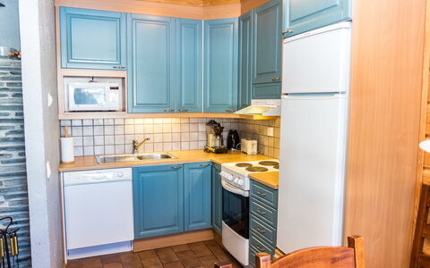 Pyryruka 2: Køkken, Større Bandage, Køkken Apparat, Countertop, Træ, Cabinetry, Gulvbelægning, Indretning, Møbel, Håndvask