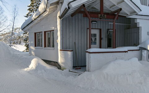Hallantytär A1 Paritalo: Møbel, Stol, Udendørs Møbler, Bord, Træ, Udendørs Bord, Køkken & Spisebord, Skygge, Have, Paraply
