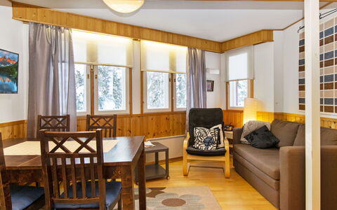 Hallantytär A1 Paritalo: Møbel, Stol, Udendørs Møbler, Bord, Træ, Udendørs Bord, Køkken & Spisebord, Skygge, Have, Paraply