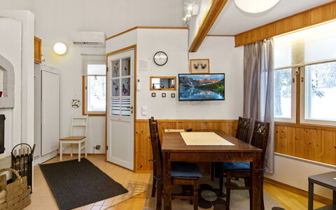 Hallantytär A1 Paritalo: Møbel, Stol, Udendørs Møbler, Bord, Træ, Udendørs Bord, Køkken & Spisebord, Skygge, Have, Paraply