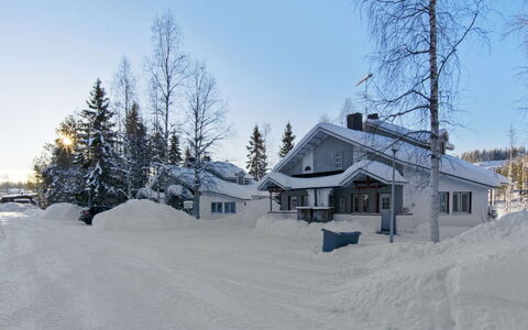 Hallantytär B3 Paritalo: Møbel, Stol, Udendørs Møbler, Bord, Træ, Udendørs Bord, Køkken & Spisebord, Skygge, Have, Paraply