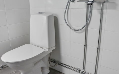 Hallantytär B3 Paritalo: Møbel, Stol, Udendørs Møbler, Bord, Træ, Udendørs Bord, Køkken & Spisebord, Skygge, Have, Paraply