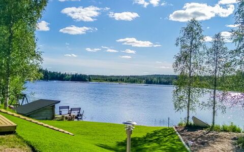 Hallantytär B3 Paritalo: Møbel, Stol, Udendørs Møbler, Bord, Træ, Udendørs Bord, Køkken & Spisebord, Skygge, Have, Paraply