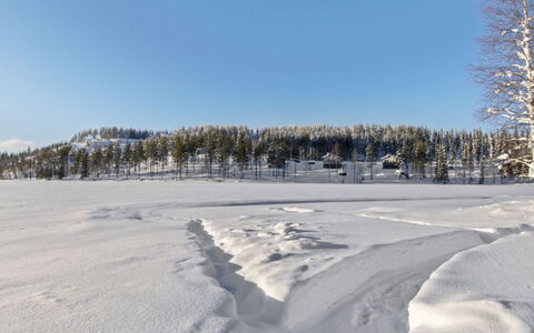 Hallantytär B3 Paritalo: Møbel, Stol, Udendørs Møbler, Bord, Træ, Udendørs Bord, Køkken & Spisebord, Skygge, Have, Paraply