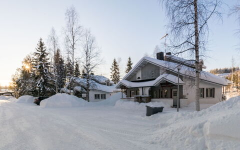 Hallantytär B4 Paritalo: Møbel, Stol, Udendørs Møbler, Bord, Træ, Udendørs Bord, Køkken & Spisebord, Skygge, Have, Paraply