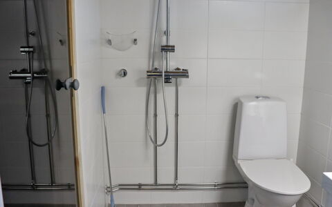 Hallantytär B4 Paritalo: Møbel, Stol, Udendørs Møbler, Bord, Træ, Udendørs Bord, Køkken & Spisebord, Skygge, Have, Paraply