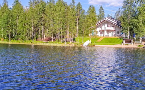 Hallantytär B4 Paritalo: Møbel, Stol, Udendørs Møbler, Bord, Træ, Udendørs Bord, Køkken & Spisebord, Skygge, Have, Paraply
