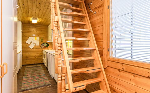 Kulma-Alpit a: Træ, Gulvbelægning, Etage, Møbel, Trægulve, Indretning, Køjeseng, Værelse, Bejdse, Hårdttræ