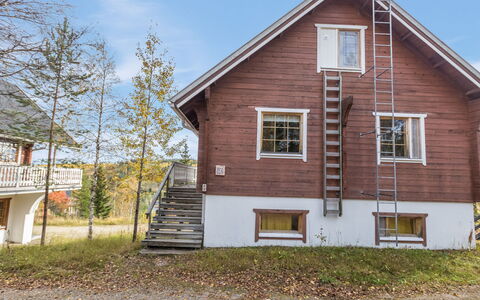 Alppikylä 1A: Træ, Gulvbelægning, Etage, Møbel, Trægulve, Indretning, Køjeseng, Værelse, Bejdse, Hårdttræ