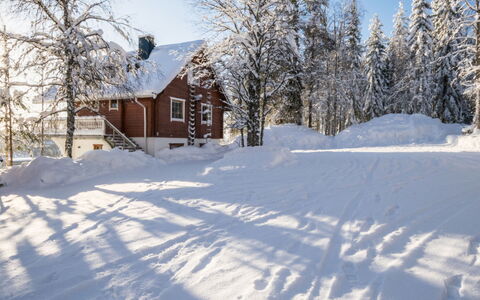 Alppikylä 1B: Møbel, Stol, Udendørs Møbler, Bord, Træ, Udendørs Bord, Køkken & Spisebord, Skygge, Have, Paraply