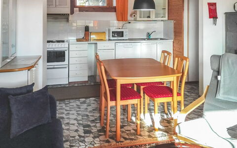 Alppikylä 1B: Møbel, Stol, Udendørs Møbler, Bord, Træ, Udendørs Bord, Køkken & Spisebord, Skygge, Have, Paraply
