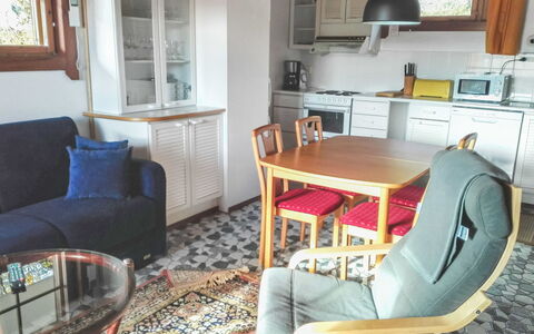 Alppikylä 1B: Møbel, Stol, Udendørs Møbler, Bord, Træ, Udendørs Bord, Køkken & Spisebord, Skygge, Have, Paraply