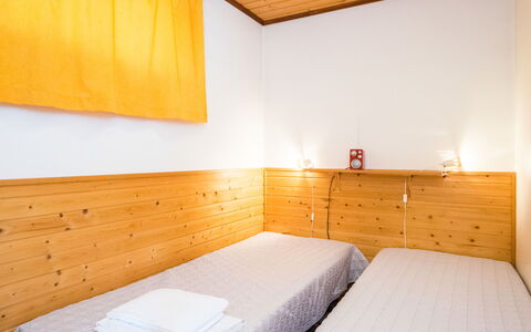 Alppikylä 1B: Møbel, Stol, Udendørs Møbler, Bord, Træ, Udendørs Bord, Køkken & Spisebord, Skygge, Have, Paraply