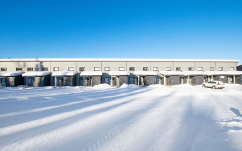 Skivillas 78 Ukkohalla (1): Møbel, Stol, Udendørs Møbler, Bord, Træ, Udendørs Bord, Køkken & Spisebord, Skygge, Have, Paraply