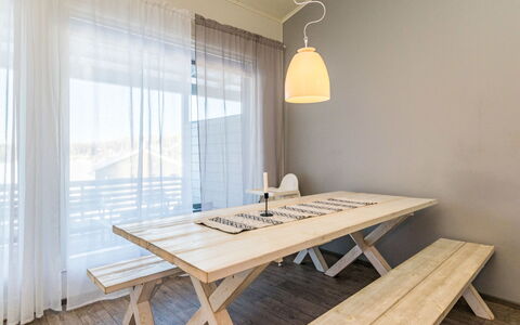 Skivillas 78 Ukkohalla (1): Møbel, Stol, Udendørs Møbler, Bord, Træ, Udendørs Bord, Køkken & Spisebord, Skygge, Have, Paraply