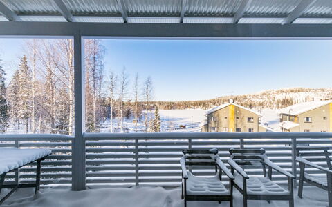 Skivillas 78 Ukkohalla (1): Møbel, Stol, Udendørs Møbler, Bord, Træ, Udendørs Bord, Køkken & Spisebord, Skygge, Have, Paraply