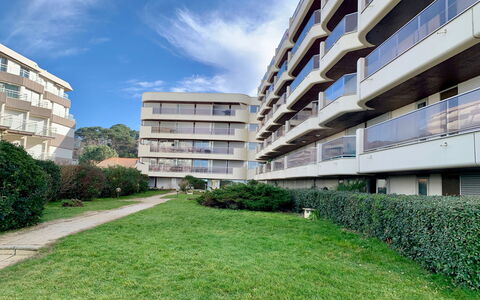 Arcachon 525: Sky, Plante, Himmel, Bygning, Daytime, Ejendom, Vindue, Urban Design, Højhus, Græs