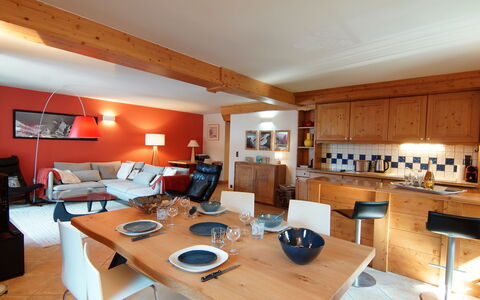 Villa Princesse: Bord, Møbel, Bygning, Stol, Træ, Etage, Gulvbelægning, Stue, Ejendom, Skrivebord