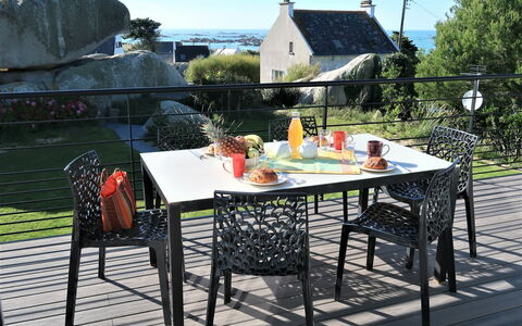 La Ganivelle: Bord, Ejendom, Møbel, Himmel, Udendørs Bord, Stol, Udendørs Møbler, Træ, Arkitektur, Køkken & Spisebord