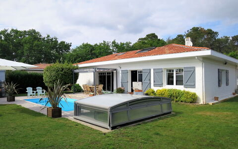 Villa Camélia: Himmel, Sky, Plante, Vindue, Bygning, Træ, Skygge, Dør, Blomst, Land Lot