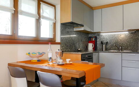 Cà Bias: Møbel, Cabinetry, Ejendom, Countertop, Bygning, Vindue, Bord, Køkken, Stol, Træ