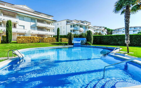 Pals 1647: Svømmepøl, Udvej, Ejerlejlighed, Fritid, Estate, Hotel, Landscaping, Water Feature, Villa, Hacienda