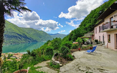 Porlezza 84: Sky, Plante, Vand, Himmel, Vandressourcer, Grøn, Azure, Bygning, Highland, Naturlige Landskab