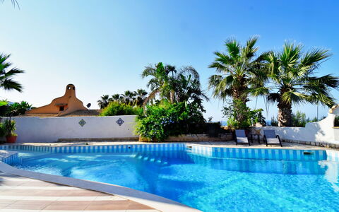 Le Palme: Vand, Himmel, Plante, Svømmepøl, Azure, Træ, Badeby, Arecales, Eco Hotel, Fritid